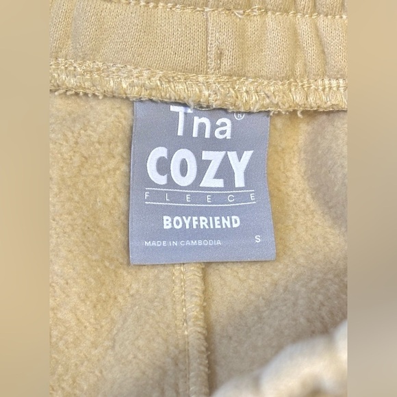 Aritzia TNA Cozy Fleece Boyfriend 6" Sweat Shorts Yellow Wheat Size Small - Picture 7 of 9
